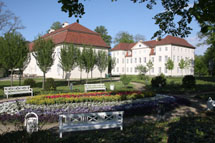 Parkanlage vor dem Mirower Schloss 